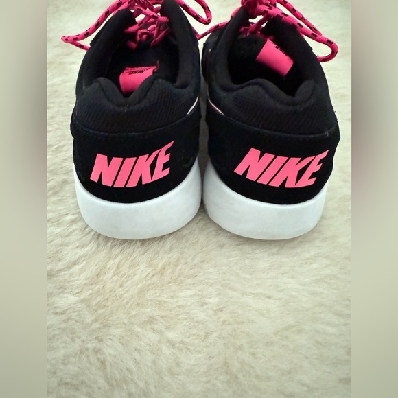 EUC Nike Tanjun sneakers/shoes pink/black youth size 6Y(fit women 7.5-8) - Picture 3 of 5